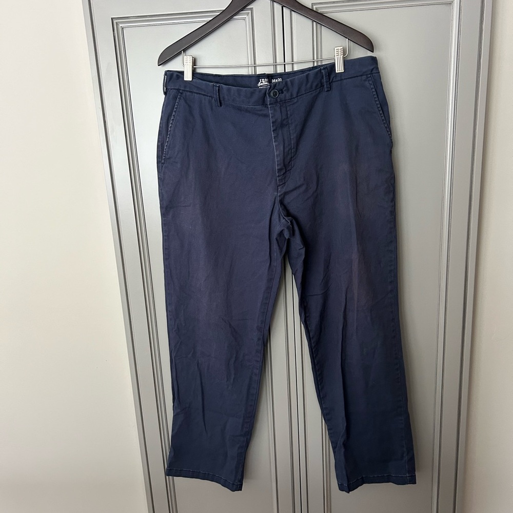 Navy blue Izod stretch chino trousers with a straight leg and a zip fly. 36x30